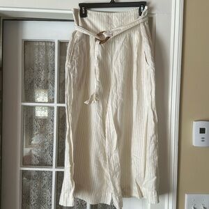 Anthropologie off white cream gaucho style cropped pants.  Size 6